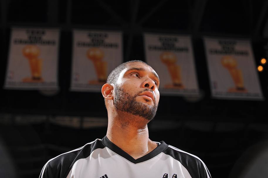 Duncan nel 2009 dietro i 4 banner di San Antonio: il quarto  arrivato nel 2007, battendo i Cavs di LeBron James.